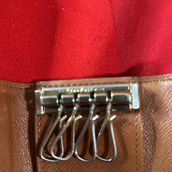 Authentic LOUIS VUITTON authentic monogram LV  4 key holder cles preloved - Picture 8 of 9